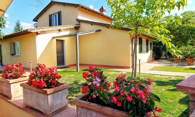Rignano sull'Arno Villa | Villa with Pool - 3 Bedrooms with independent bathroom