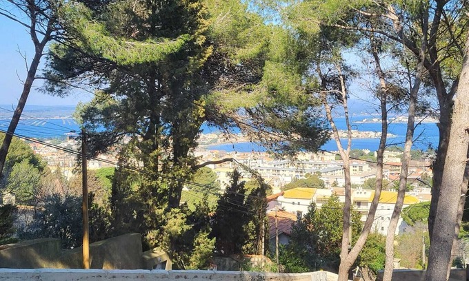 Sete House | Villa with panoramic view on Mont St Clair, with infinity pool