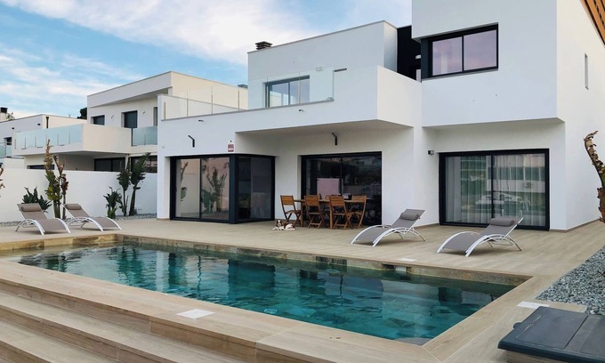 Santa Margarida House | Villa with pool and canal view AV-44