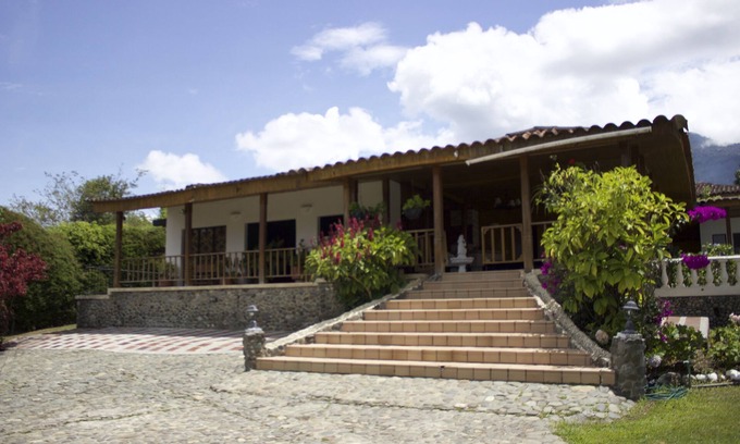 Darien Villa | Villa With Pool And Lake View