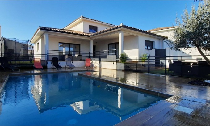 Aimargues Villa | Villa with pool close to the beach