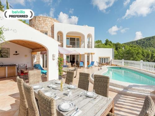 Santa Eulalia del Rio Villa | Villa with pool in Cala Llonga