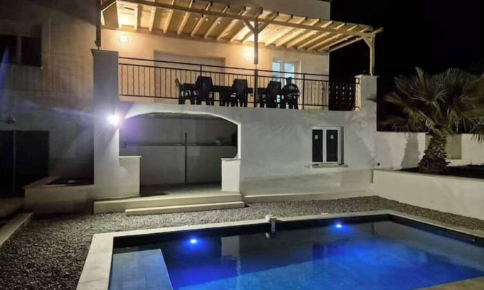 Varages Villa | Villa with pool, jacuzzi + gym
