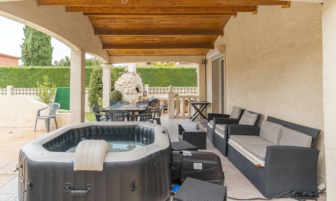 Gardanne Villa | Villa with private pool and jacuzzi, Wi-Fi and air conditioning
