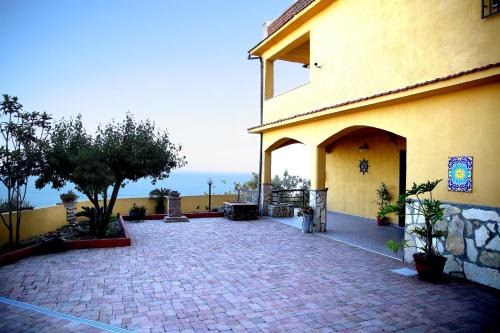 Licata Apartment | Villa Yellow House