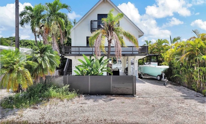 Sexton Cove Estates House | Villa Yeri is a spacious 4-bedroom house in enchanting Key Largo with AC, Wi-Fi