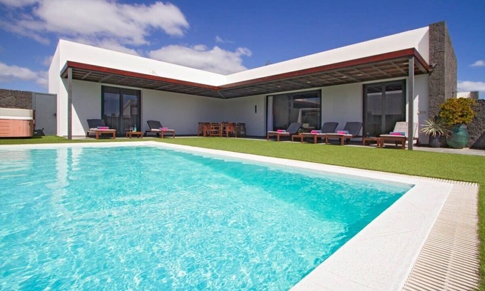 Los Mojones Villa | Villa Zanata with air conditioning and hot tub