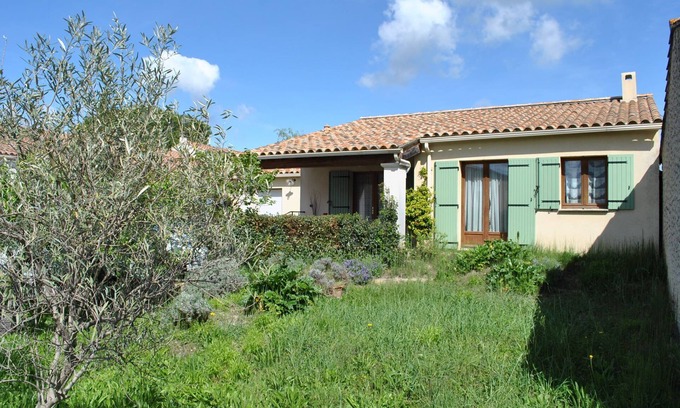 Entraigues-sur-la-Sorgue House | Village house with small garden