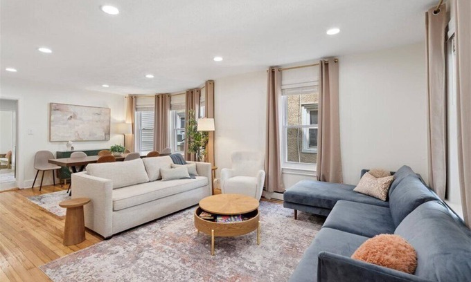 Ardmore House | Villanova,Haverford Homecomingnshort walk to Main Line Restaurants and Shops!