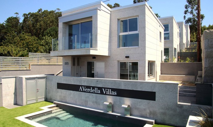 Sanxenxo House | Villas con Piscina a tan Solo 10 Minutos Caminando del Centro de Sanxenxo