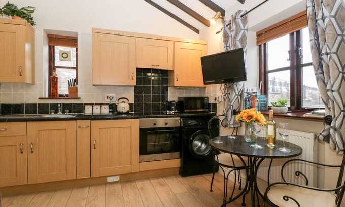 Llanwenarth Cottage | VINE COTTAGE, pet friendly, character holiday cottage in Abergavenny
