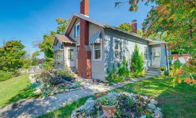 Charlevoix Cottage | Vintage 1920's Cottage in the heart of downtown Charlevoix! Walk to everything!
