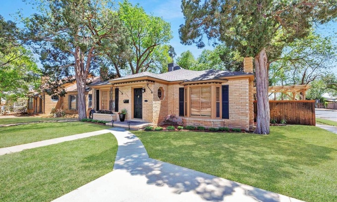 Tech Terrace House | Vintage 2-bedroom Gem located in Tech Terrace