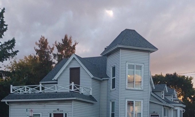 Oshkosh Apartment | Vintage apartment in a 4-plex close to downtown - Relax in the Infrared sauna !