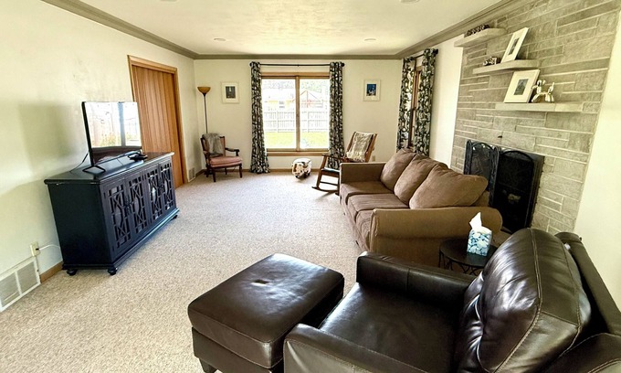 Kenosha House | Vintage Charm Meets Modern Comfort Perfect 4 Families & Traveling Professionals