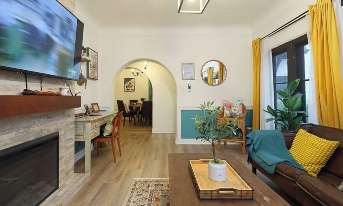 Santa Ana Apartment | Vintage Coastal Charm 10 mins. drive to Disneyland