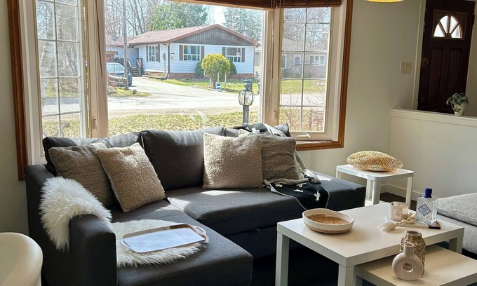 Innisfil Cottage | Vintage Cozy Retreat - close to the beach!