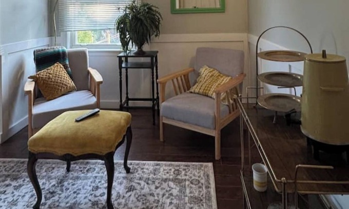 London House | Vintage Vacation in Old East - LHSC/Fanshawe 5 min