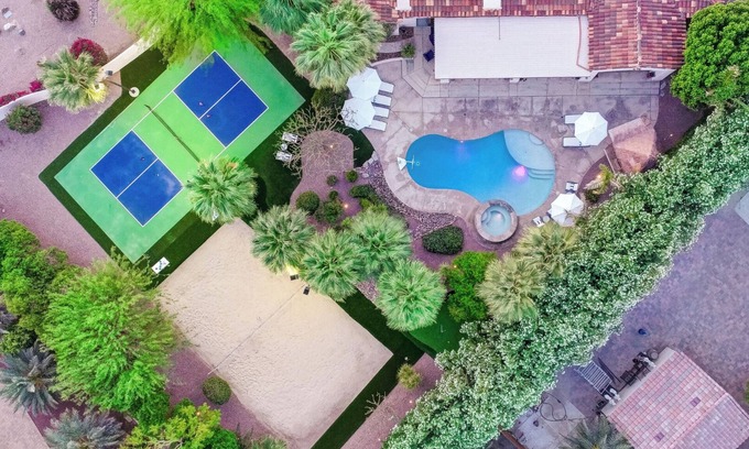Indio House | Virtual Golf, Pickle+Volley+Basketball+Putting Green+Theatre+Gameroom+Ping Pong