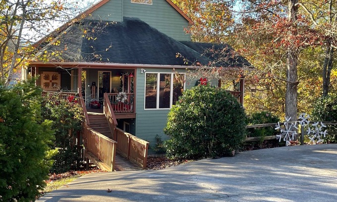 Pigeon Forge Ski Chalet | Visit "Bear Pause" for the perfect vacation! Only minutes from attractions!
