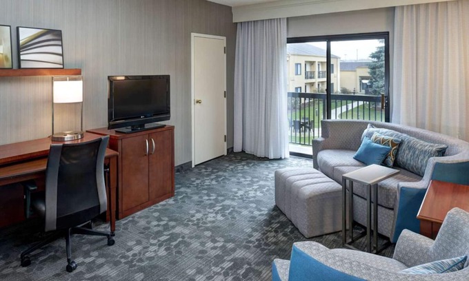 Brookfield Hotel | Visit Milwaukee County Zoo! Pet-friendly Property, Indoor Swimming Pool!