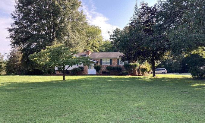 Zion Crossroads House | Visit Monticello, Wineries, UVA: Room for a Crowd