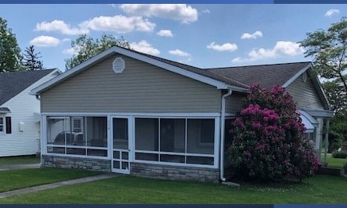 McKnightstown House | Visit our charming cottage this Spring. Enjoy the blooming flowers and scenery.