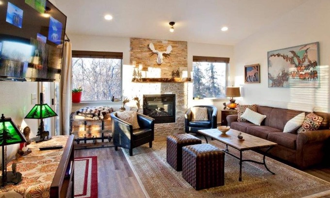 Hillside East House | Visit the Upper Hillside near Chugach State Park nature-rich yet convenient