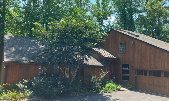 Parole House | Visiting Annapolis for Boat Show, RenFest, Homecoming? This is the perfect house