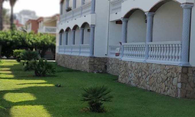 Empuriabrava Apartment | VISTA BAHIA 13 - Apartamento en primera línea de mar a pocos metros del centro de Empuriabrava con aparcamiento.