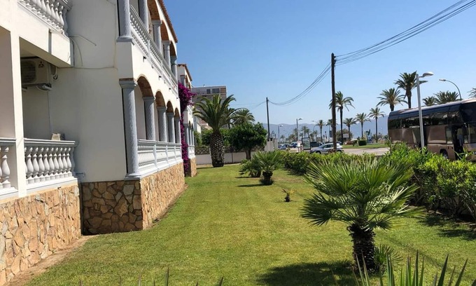 Empuriabrava Apartment | VISTA BAHIA 9 - Apartamento en primera línea de mar a pocos metros del centro de Empuriabrava con aparcamiento.