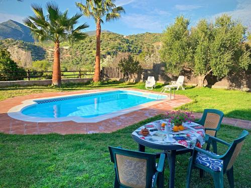 Zahara de la Sierra House | Vivelorural Casa y piscina en Zahara de la Sierra
