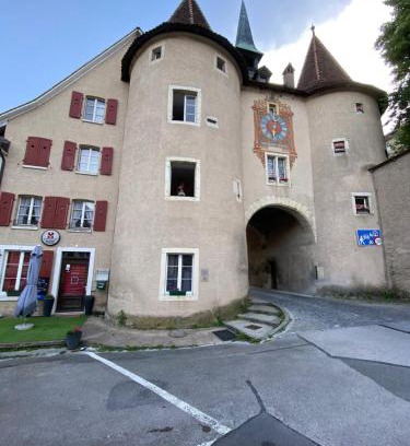 Porrentruy Apartment | Vivez un conte de fée dans la pièce ronde d'une tour médiévale