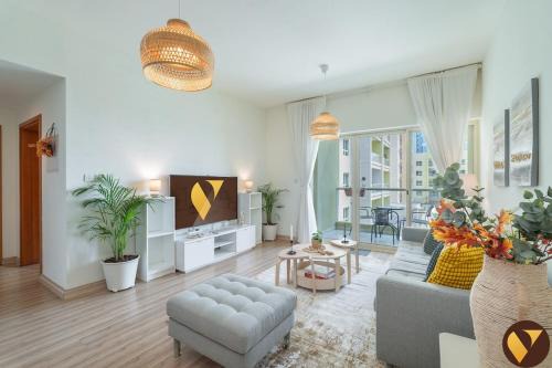 The Greens Apartment | Vogue Modern One-Bedroom Apartment in The Greens by Emaar with balcony