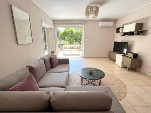 Vouliagmeni Apartment | Vouliagmeni 2bed garden flat