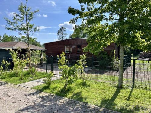 Zuid-Scharwoude Ski Chalet | Vrijstaand chalet met veel buitenruimte en veranda