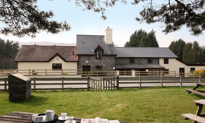 Llanwrthwl House | Vulcan Lodge Cottages