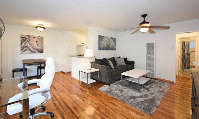 Hollywood Apartment | W2- Charming 1-bedroom apartment in welcoming Los Angeles with WiFi