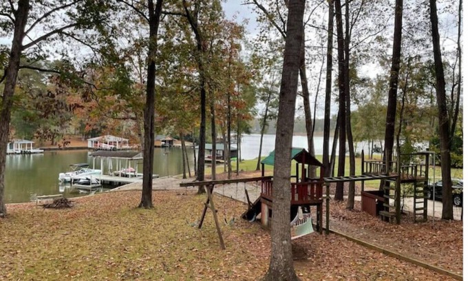 Milledgeville House | Wacky Zackys' Lakehouse ResortnMultiple Family waterfront Home w/boat docknn