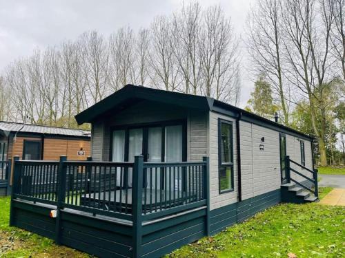 Allerthorpe House | Wag Tail Lodge with Hot Tub