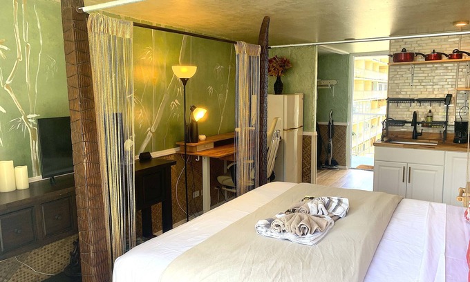 Waikiki Hotel | Waikiki Living, 4 blocks from surf, mountain views, king size bed and office!