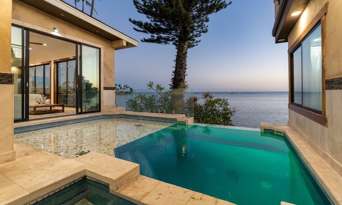 Kuliouou - Kalani Iki House | Wailupe Seaside Haven: Beachfront Luxury Home w/Pool & in City Proximity