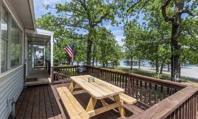 Kimberling City Cabin | Wake Zone @ Lighthouse Lodge – Lake Views & Easy Water Access!