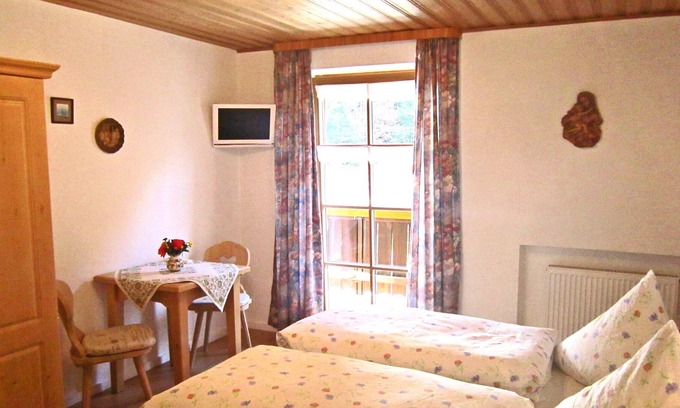 Aschau im Chiemgau Apartment | Waldblick Doppelzimmer Dusche/wc, TV und Balkon