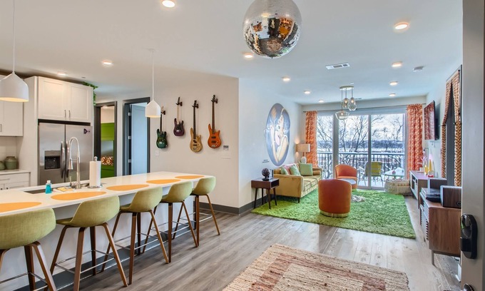 Rutledge Hill Condo | Walk 2 Brdwy * Balcony * Free Parking * Fitness CTR