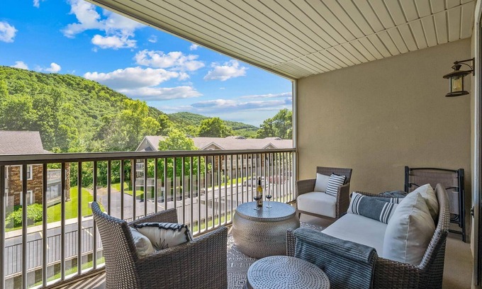 Table Rock Condo | Walk-in/no steps, pools, pickleball, weekly discount! Stay & Play golf package!