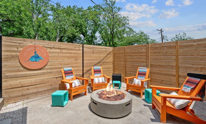 South River City House | Walk S Congress Pool Putt Putt 3 KINGS/2 BATH FULLY Remodeled