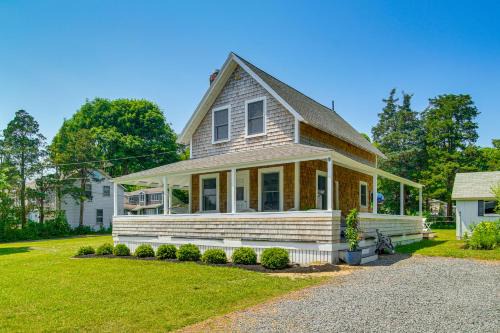 Pocasset House | Walk to 2 Beaches Pocasset Home with Kayaks and Bikes