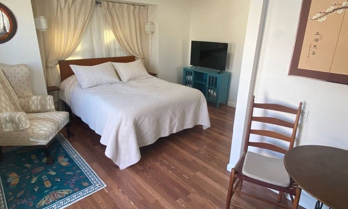 Salem House | Walk to all major attractions, train, and waterfront.