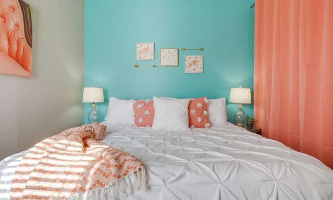 Central Arlington Apartment | Walk to AT and T✶Fast Wifi ✶King Bed ✶4K TV✶Free Parking #41